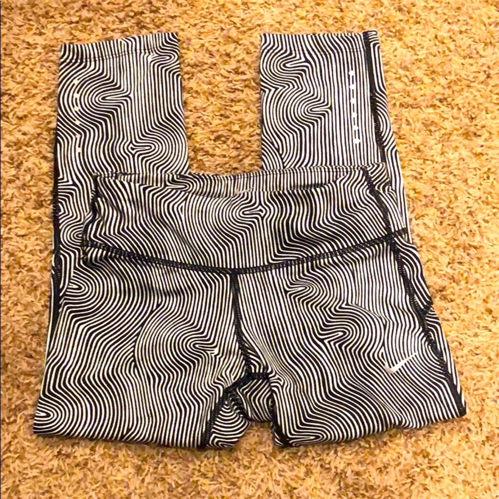 Nike crop size xs black/white reflective